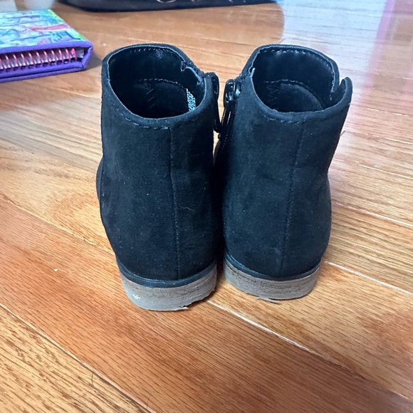 Cat and Jack booties- black felt like material toddler size 6 - Picture 2 of 5